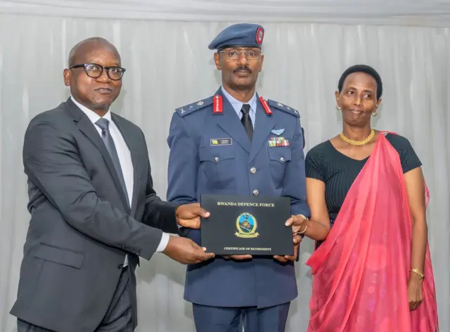 Brig Gen Demali (hagati) ashyikirizwa icyemezo ko yakoreye ingabo z'u Rwanda