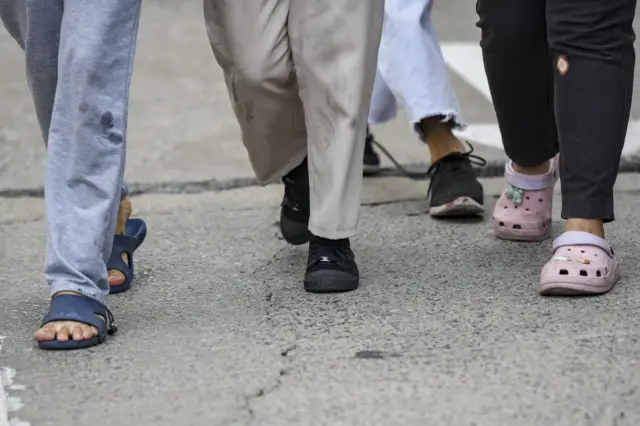 รองเท้าเบรกเกอร์สีดำ เป็นขั้นแรกของการต่อสู้ของ หยก