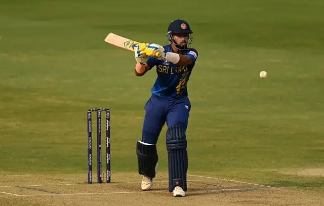 ශ්‍රී ලංකා ඉනිම වෙනුවෙන් නිහඬ සේවයක් ඉටු කළ සධීර සමරවික්‍රම සිය එක්දින තරග දිවියේ පළමු ශතකය වාර්තා කිරීමට සමත් විය.