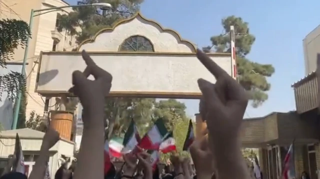 زنان دانشجو انگشتان میانی خود را به نشانه تحقیر نشان دادند