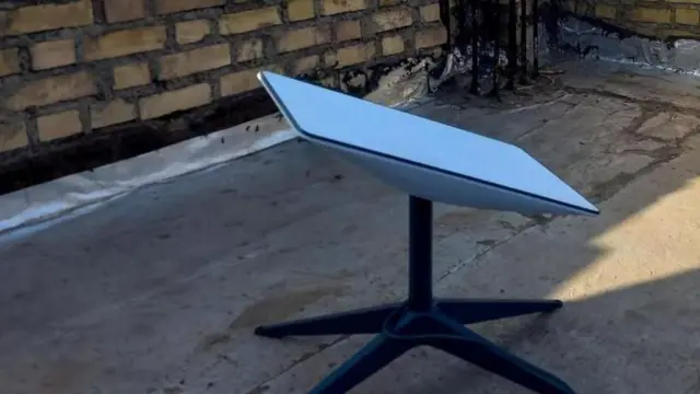 دیش استارلینک روی پشت بام یک خانه در ایران 