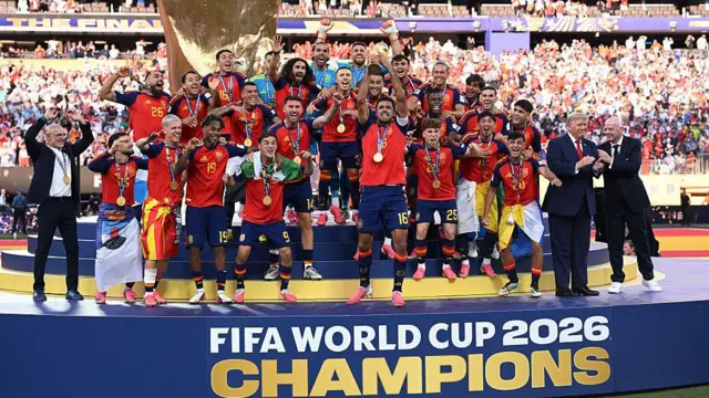 2026 Dünya Kupası madalya töreninde İspanyol futbolcular kupayı kaldırıyor.