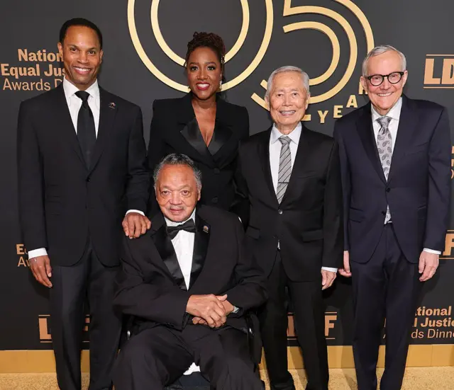 Юсеф Джексон, Джанай Нельсон, Джордж и Брэд Такей стоят, перед ними на кресле сидит Джесси Джексон.