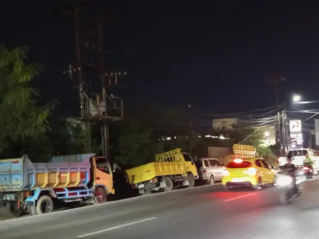 Antrean kendaraan di Jalan MP Mangkunegara Palembang
