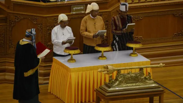 ၂၀၁၆ ခုနှစ်မှာ ပြည်ထောင်စုလွှတ်တော်က သမ္မတ နဲ့ ဒုတိယသမ္မတတွေ ရွေးချယ်တင်မြှောက်စဉ်