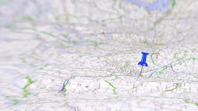 வரைபடத்தில் ஒரு பின் குத்தப்பட்டுள்ள காட்சி 