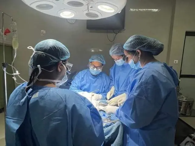 चिकित्सकहरू शल्यक्रिया गर्दै