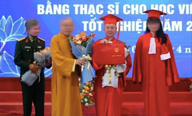 Thượng tọa Thích Chân Quang (thứ 2 từ phải sang) nhận bằng tiến sĩ luật vào tháng 4/2022