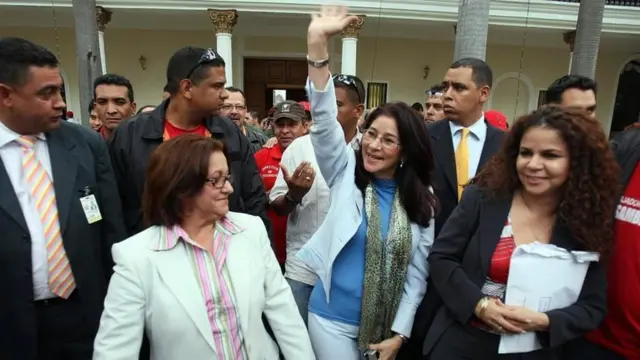 ভেনেজুয়েলার প্রেসিডেন্ট নিকোলাস মাদুরোর স্ত্রী সিলিয়া ফ্লোরেস সবার উদ্দেশ্যে হাসিমুখে হাত তুলে সবাইকে কিছু একটা বলছেন।