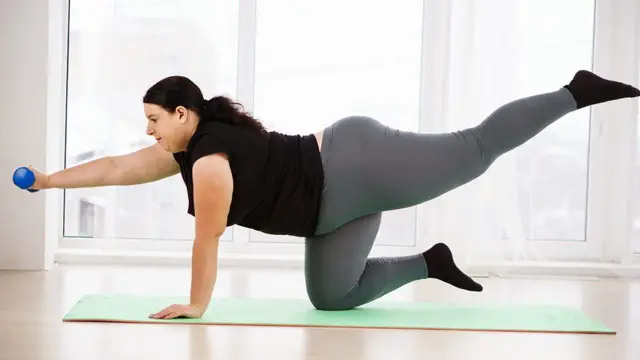 फक्त 2 ते 3 मिनिटं एखादी पोझिशन स्थिर धरून ठेवल्यानेही शरीराची ताकद आणि सहनशक्ती वाढू शकते.