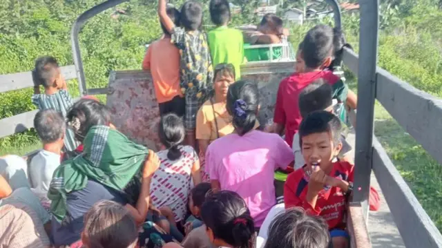 ၂၀၂၃ခုနှစ် ဇူလိုင်လတိုက်ပွဲကြောင့် ခမ်းပတ်ဒေသခံတွေ ထွက်ပြေးကြရစဉ်