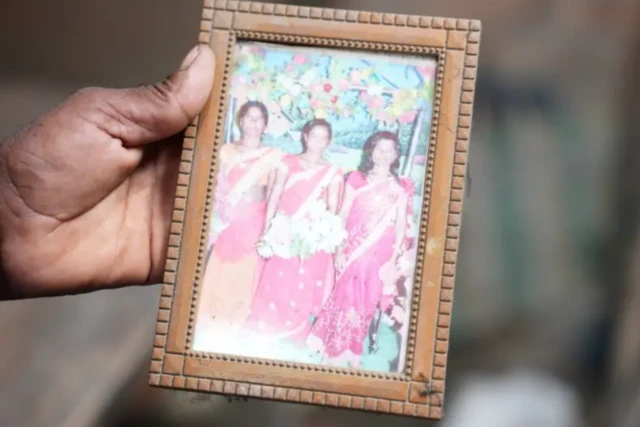 ਸੀਤਾ ਦੇਵੀ ਮ੍ਰਿਤਕਾਂ ਵਿੱਚੋਂ ਇੱਕ ਹਨ (ਇਸ ਫੋਟੋ ਵਿੱਚ ਸੱਜੇ ਪਾਸੇ)