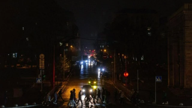 Орусиялык аскерлердин Украинанын отун-кубат инфратүзүмүнө жасаган соккулары миңдеген украиндерди ызгаардуу кыштын босогосунда жылуулуксуз жана жарыксыз калтырды. Киев шаары, 2022-жылдын 10-ноябры