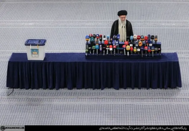 علی خامنه ای در هنگام رای دادن