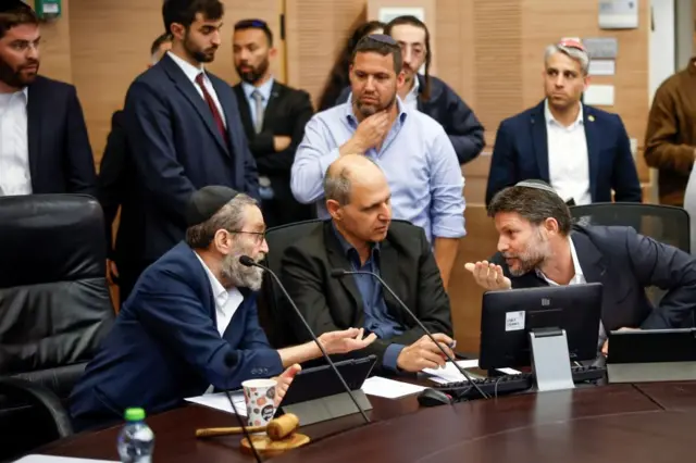 Министр финансов Израиля Бецалель Смотрич (справа, жестикулирует) во время заседания финансового комитета Кнессета в Иерусалиме 13 января 2025 года