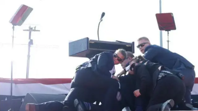 Awọn ẹṣọ ààbò bẹ mọ Trump láti dáàbò bo ó