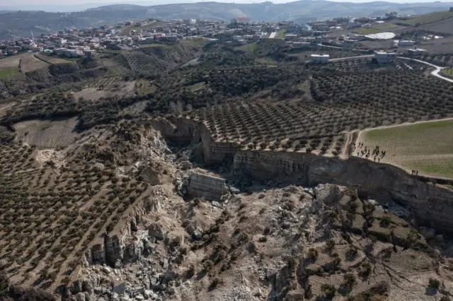 ২০২৩ সালে ভূমিকম্পের পর ভূপৃষ্ঠে ফাটল দেখা দেয় তুরস্কে