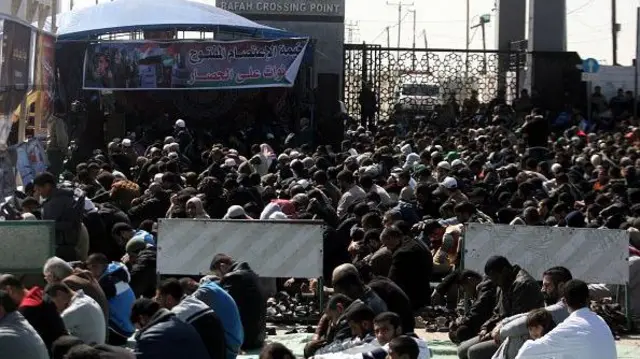 মিশরে ঢোকার আশায় রাফাহ সীমান্তে জড়ো হয়েছেন গাজার বাসিন্দারা