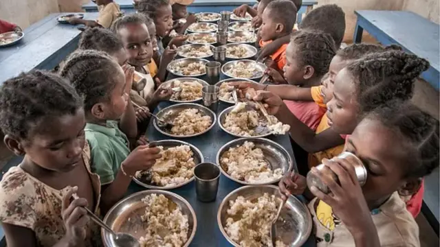 আফ্রিকায় শিশুরা খাবার খাচ্ছে