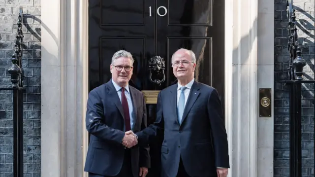 İngiltere Başbakanı Keir Starmer (solda) ve Filistin Yönetimi Başbakanı Muhammed Mustafa (sağda) Londra'daki Başbakanlık Konutu'nun önünde