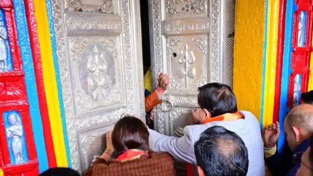 કેદારનાથ મંદિરનાં કપાટ ખોલી રહેલા ઉત્તરાખંડના મુખ્ય મંત્રી પુષ્કરસિંહ ધામી