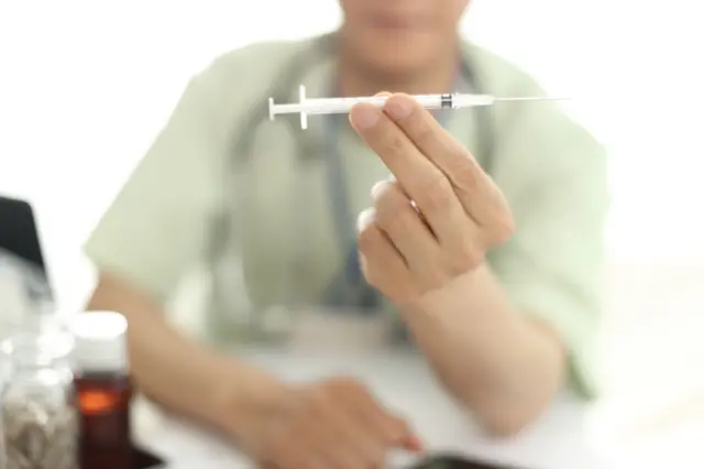 माशाच्या वीर्याचं इंजेक्शन ते पक्ष्यांची विष्ठाः त्वचेच्या आरोग्यासाठी लोक असं का करतात?