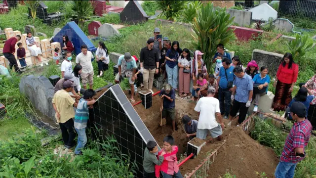 Pembongkaran kubur dalam mangongkal holi.