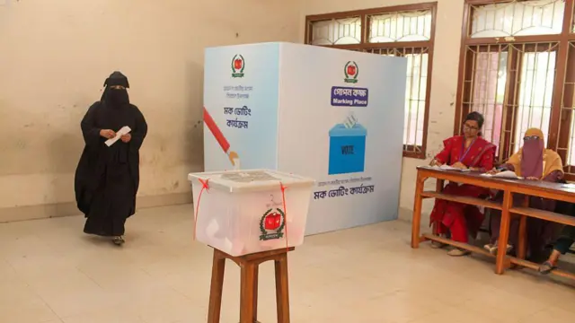 গোপন বুথে ভোট শেষে একটি বাক্সেই ফেলতে হবে ভিন্ন দুইটি ব্যালট