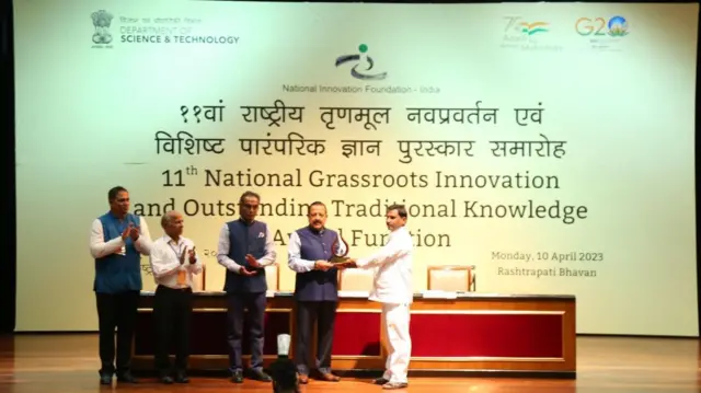 सुनील यांनी बनवलेल्या चंद्रिका बांधणी यंत्रासाठी त्यांचा राष्ट्रपती भवनात सत्कार करण्यात आला.