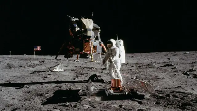 Neil Armstrong caminando en la Luna en 1969.