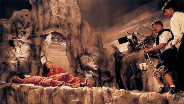 एका चित्रपटाच्या चित्रीकरणाच्या वेळेस मेहबूब स्टुडिओमध्ये अभिनेता मनोज वाजपेयी आणि अभिनेत्री तब्बू