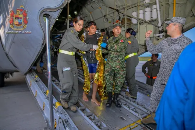 दुर्घटनामा परेर घाइते भएका सैनिकलाई उपचारका लागि लगिँदै 