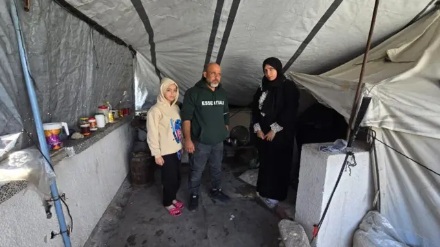 أفراد أسرة طحلة من داخل خيمتهم 