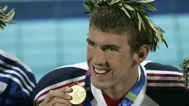 Michael Phelps mostrandozebet welkomstbonusmedalhazebet welkomstbonusouro