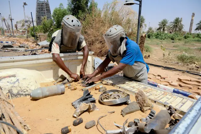 أعضاء من مركز مكافحة الألغام يضعون ذخائر غير منفجرة في سيارة، بعد أن عزز الجيش السوداني سيطرته على الخرطوم من قوات الدعم السريع