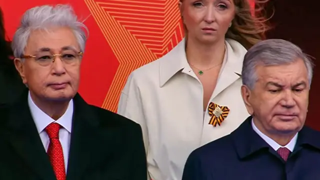 Президент Казахстана Касым-Жомарт Токаев и президент Узбекистана Шавкат Мирзиеев (слева направо) — двое из пяти мировых лидеров, приехавших 9 мая в Москву