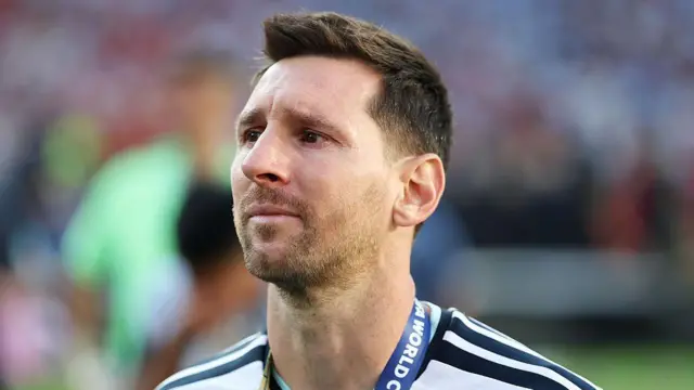 Messi uzağa bakarken ve ağlarken görülüyor.