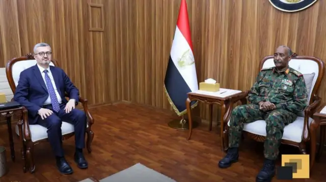 Türkiye Dışişleri Bakan Yardımcısı Burhanettin Duran ve Sudan Genelkurmay Başkanı Abdulfettah el-Burhan bir ofiste oturuyor