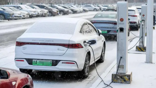在中國吉林省長春市，電動車在大雪中充電。 