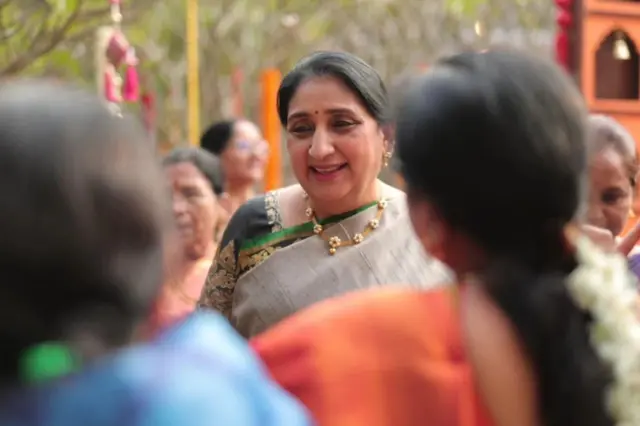 बारामती में एक कार्यक्रम के दौरान सुनेत्रा पवार