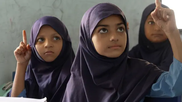 केवळ 2.2 टक्के मुस्लिम व्यक्तीच पदवी शिक्षणापर्यंत पोहोचू शकतात असं रहमान समितीचा अहवाल म्हणतो.