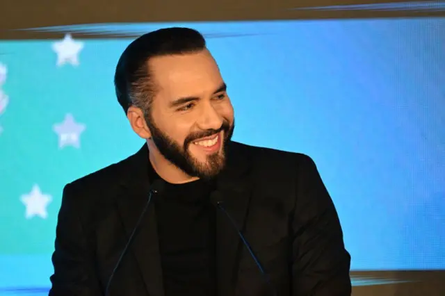 El presidente de El Salvador, Nayib Bukele, sonríe durante la inauguración del Instituto Key, una institución privada de educación superior especializada en ingeniería y ciencias en San Salvador, el 19 de marzo de 2025