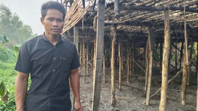 Abdul Kholik (38) adalah salah satu warga yang harus menanggung rugi dampak kabut asap.