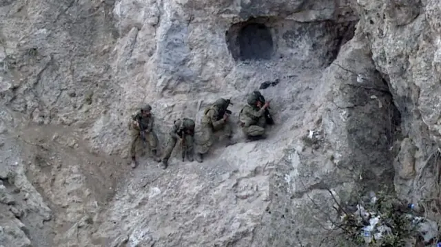 Türk askerleri Zap'taki bir mağaranın girişinde 