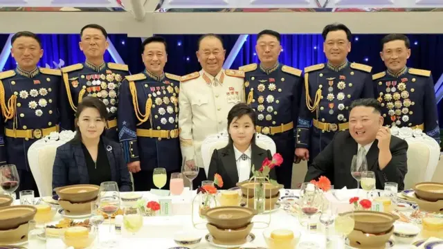 Gumzo liliibuka wakati Kim Ju-ae alipopewa nafasi ya kukaa kati ya babake Kim Jong-Un na mkewe Ri Sol-Ju wakiwa kwenye karamu ya kijeshi.