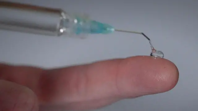 જેલ પારદર્શક હોય છે, જેનાથી બહેતર દૃષ્ટિ મળે છે.