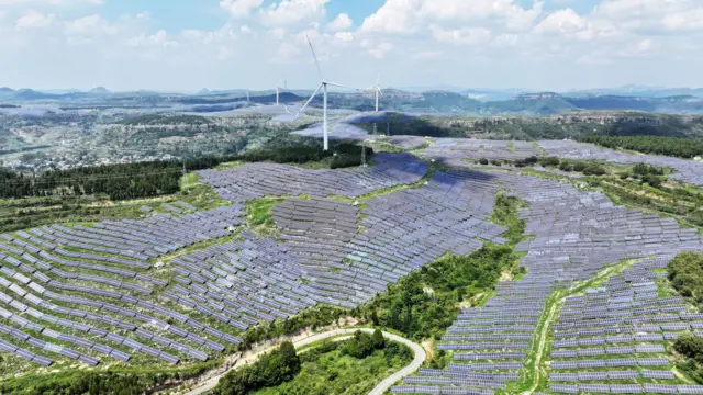 چین در زمینه فناوری انرژی خورشیدی و صادرات تجهیزات آن موقعیت برتر در جهان را دارد اما دولت ترامپ نسبت به اتکای اروپاییان به فناوری انرژی‌های تجدیدپذیر  «نگرانی جدی» ابراز کرده است