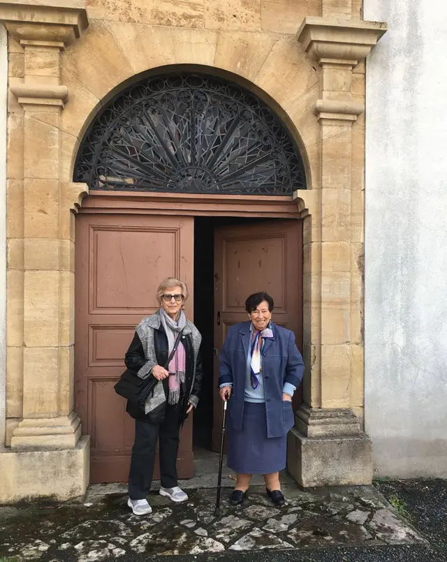 ሄለንን ኣኒን ኣብ ኣፍደገ እቲ ገዳም