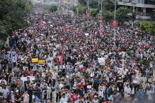 বিক্ষোভকারীদের বিশাল মিছিল পার্লামেন্ট ভবনের দিকে এগোতে থাকে