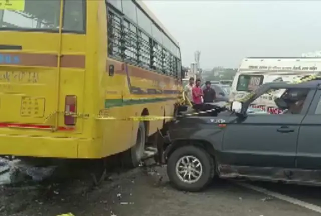  गाज़ियाबाद में सड़क दुर्घटना में एक स्कूल बस और कार के बीच हुई टक्कर